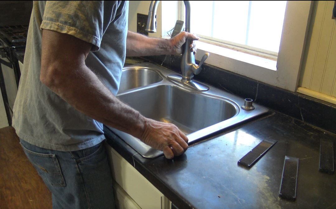 How to Take out Sink Without Damaging the Countertop