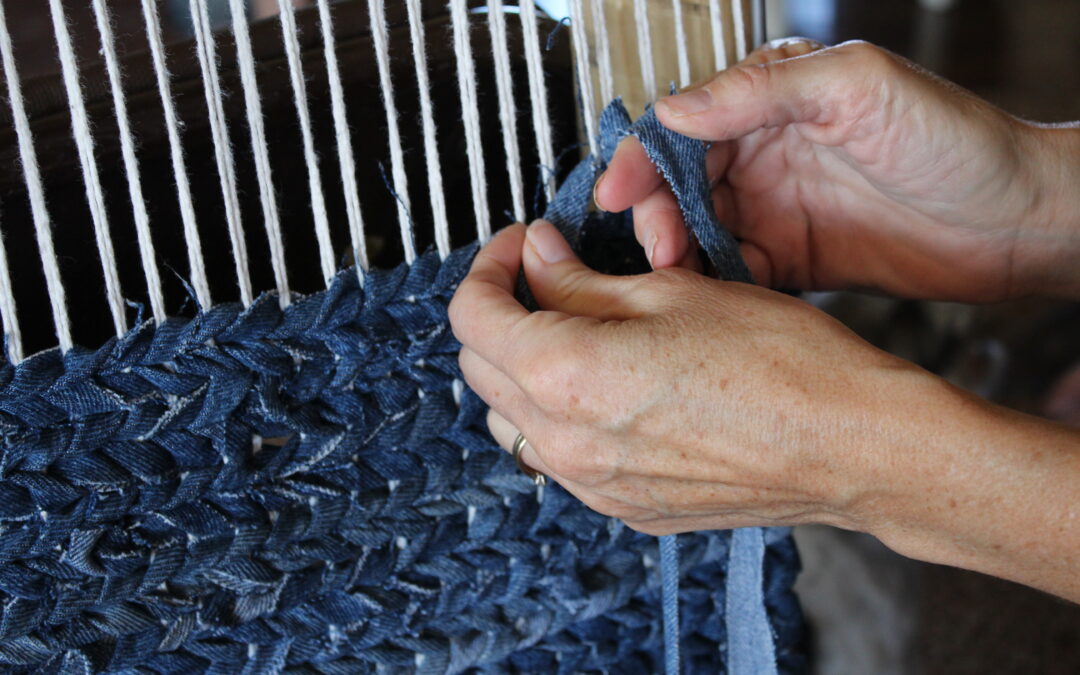 How to Weave a Rug Using Old Jeans – EASY Denim Rug